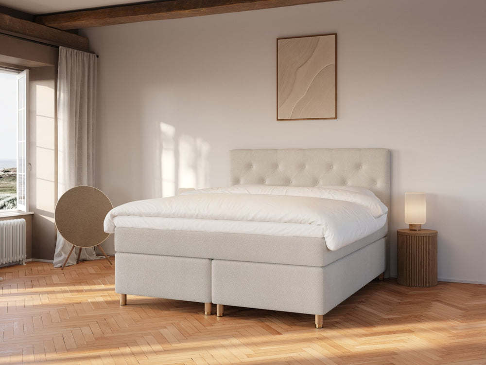 Nora Fjäll 160x200 Bouclé cream Nordic Dream tilbyr senger med skandinavisk design og materialer av høy kvalitet. Opplev perfekt komfort for en god natts søvn. Bestill din i dag!