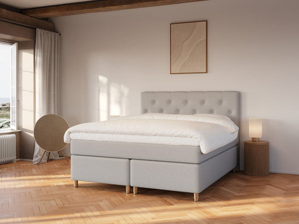 Nora Fjäll 160x200 Lysegrå Nordic Dream tilbyr senger med skandinavisk design og materialer av høy kvalitet. Opplev perfekt komfort for en god natts søvn. Bestill din i dag!
