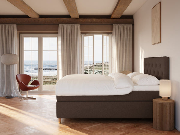 Nora Fjäll 160x200 Mørk brun Nordic Dream tilbyr senger med skandinavisk design og materialer av høy kvalitet. Opplev perfekt komfort for en god natts søvn. Bestill din i dag!