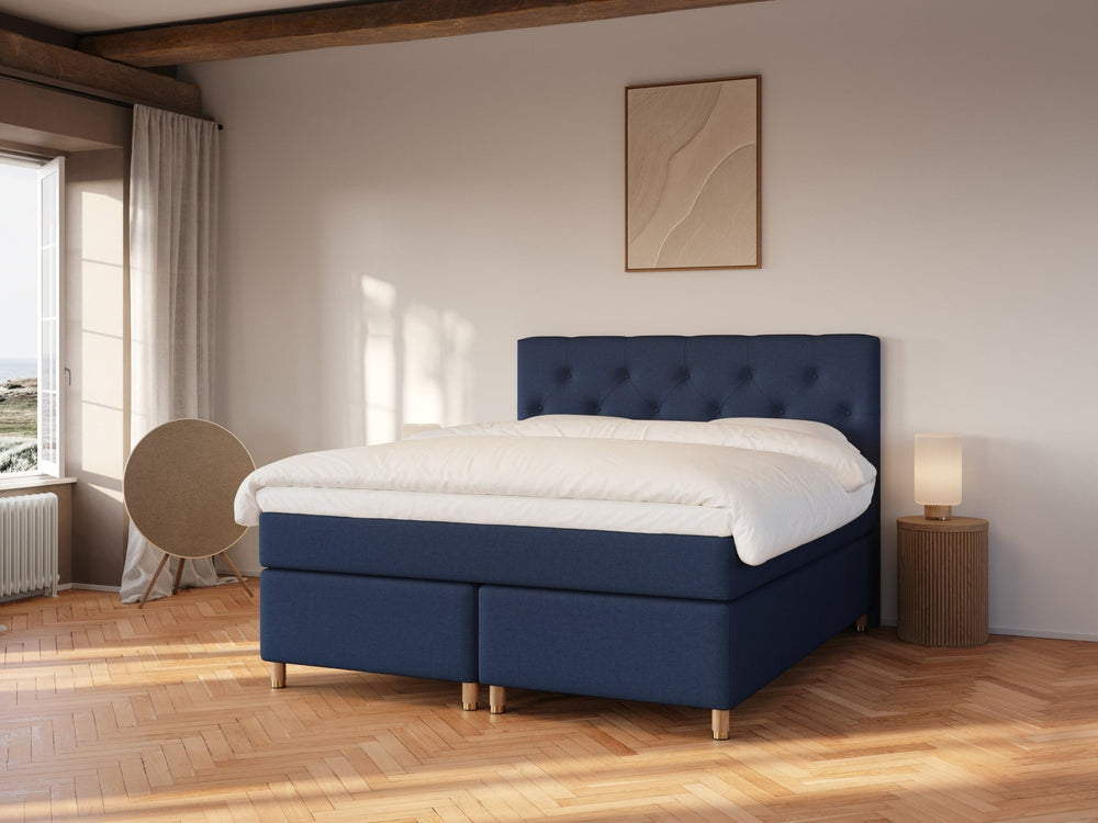 Nora Fjäll 160x200 Mørkeblå Nordic Dream tilbyr senger med skandinavisk design og materialer av høy kvalitet. Opplev perfekt komfort for en god natts søvn. Bestill din i dag!