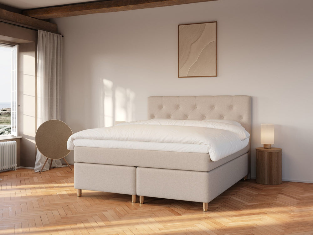 Nora Fjäll 180x200 Sand Nordic Dream tilbyr senger med skandinavisk design og materialer av høy kvalitet. Opplev perfekt komfort for en god natts søvn. Bestill din i dag!