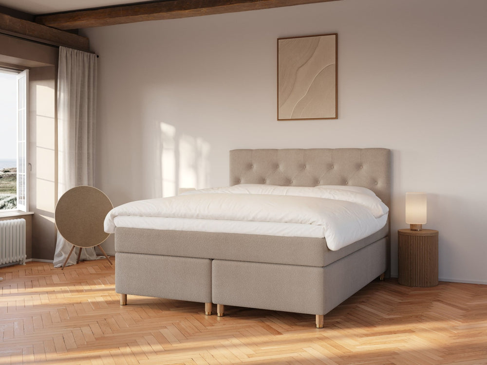 Nora Fjäll 180x210 Bouclé latte Nordic Dream tilbyr senger med skandinavisk design og materialer av høy kvalitet. Opplev perfekt komfort for en god natts søvn. Bestill din i dag!