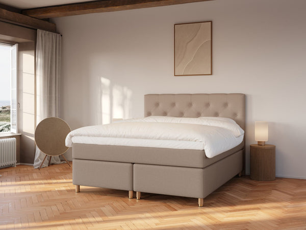 Nora Fjäll 180x210 Brun Nordic Dream tilbyr senger med skandinavisk design og materialer av høy kvalitet. Opplev perfekt komfort for en god natts søvn. Bestill din i dag!