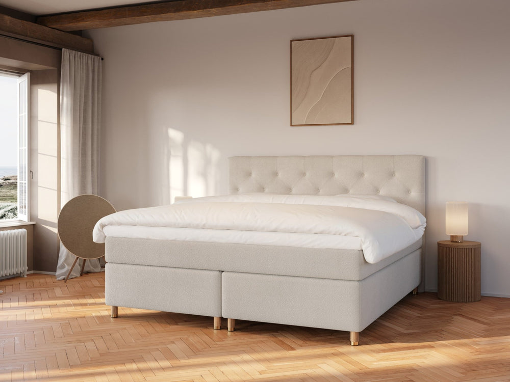 Nora Fjäll 200x200 Bouclé cream Nordic Dream tilbyr senger med skandinavisk design og materialer av høy kvalitet. Opplev perfekt komfort for en god natts søvn. Bestill din i dag!