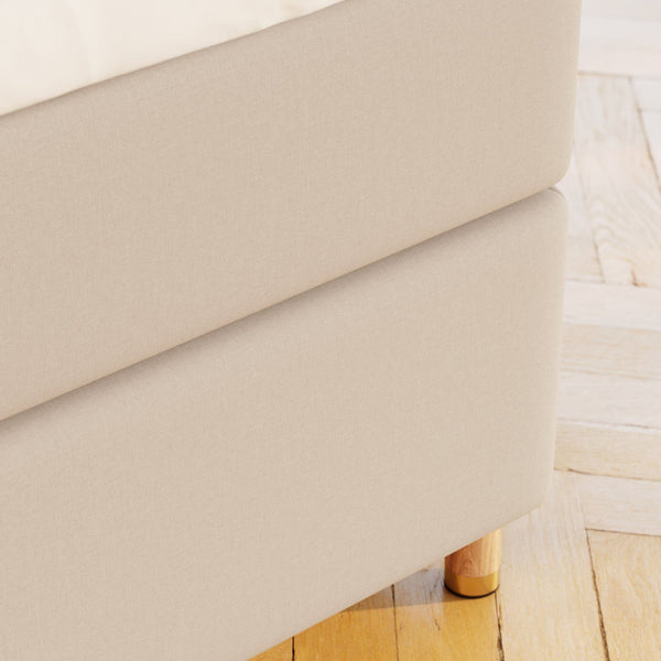 Nora Fjäll 220x220 Sand Nordic Dream tilbyr senger med skandinavisk design og materialer av høy kvalitet. Opplev perfekt komfort for en god natts søvn. Bestill din i dag!