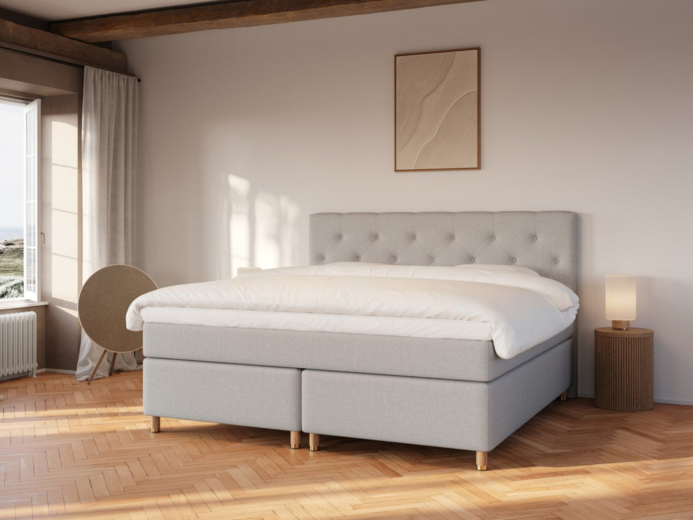 Nora Fjäll 210x210 Lysegrå Nordic Dream tilbyr senger med skandinavisk design og materialer av høy kvalitet. Opplev perfekt komfort for en god natts søvn. Bestill din i dag!