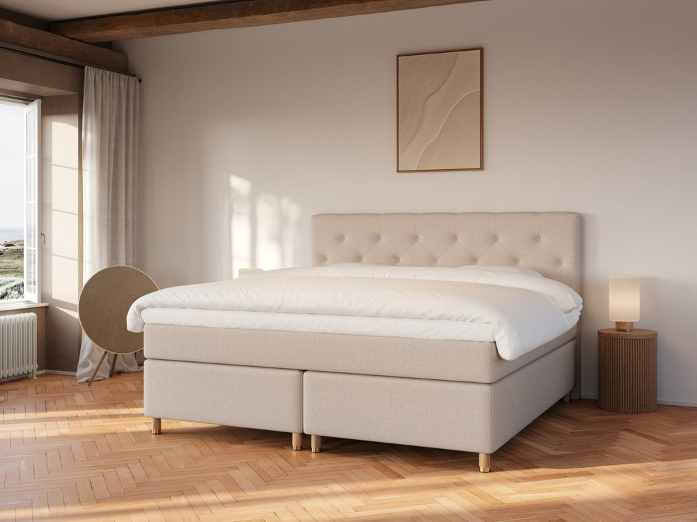 Nora Fjäll 210x210 Sand Nordic Dream tilbyr senger med skandinavisk design og materialer av høy kvalitet. Opplev perfekt komfort for en god natts søvn. Bestill din i dag!