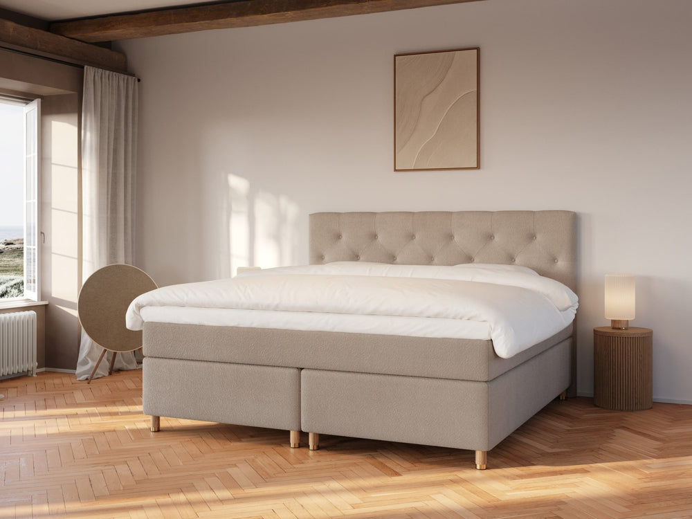 Nora Fjäll 220x220 Bouclé latte Nordic Dream tilbyr senger med skandinavisk design og materialer av høy kvalitet. Opplev perfekt komfort for en god natts søvn. Bestill din i dag!