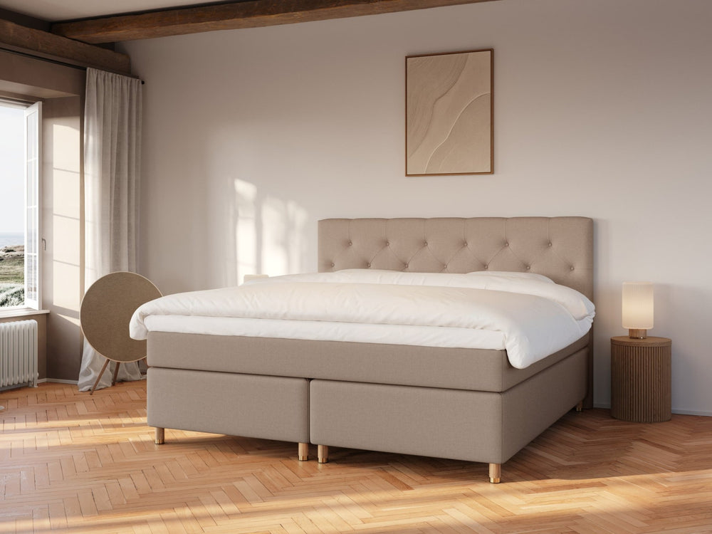 Nora Fjäll 220x220 Brun Nordic Dream tilbyr senger med skandinavisk design og materialer av høy kvalitet. Opplev perfekt komfort for en god natts søvn. Bestill din i dag!