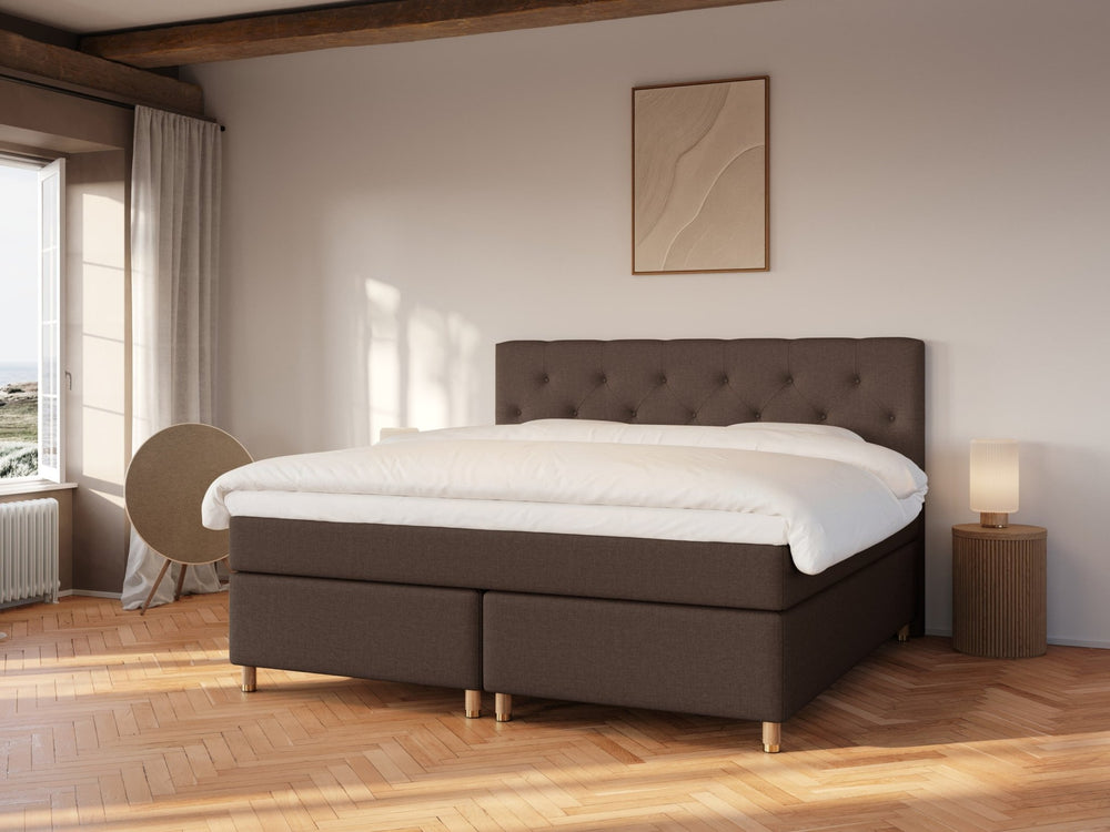 Nora Fjäll 220x220 Mørk brun Nordic Dream tilbyr senger med skandinavisk design og materialer av høy kvalitet. Opplev perfekt komfort for en god natts søvn. Bestill din i dag!