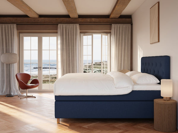 Nora Fjäll 220x220 Mørkeblå Nordic Dream tilbyr senger med skandinavisk design og materialer av høy kvalitet. Opplev perfekt komfort for en god natts søvn. Bestill din i dag!