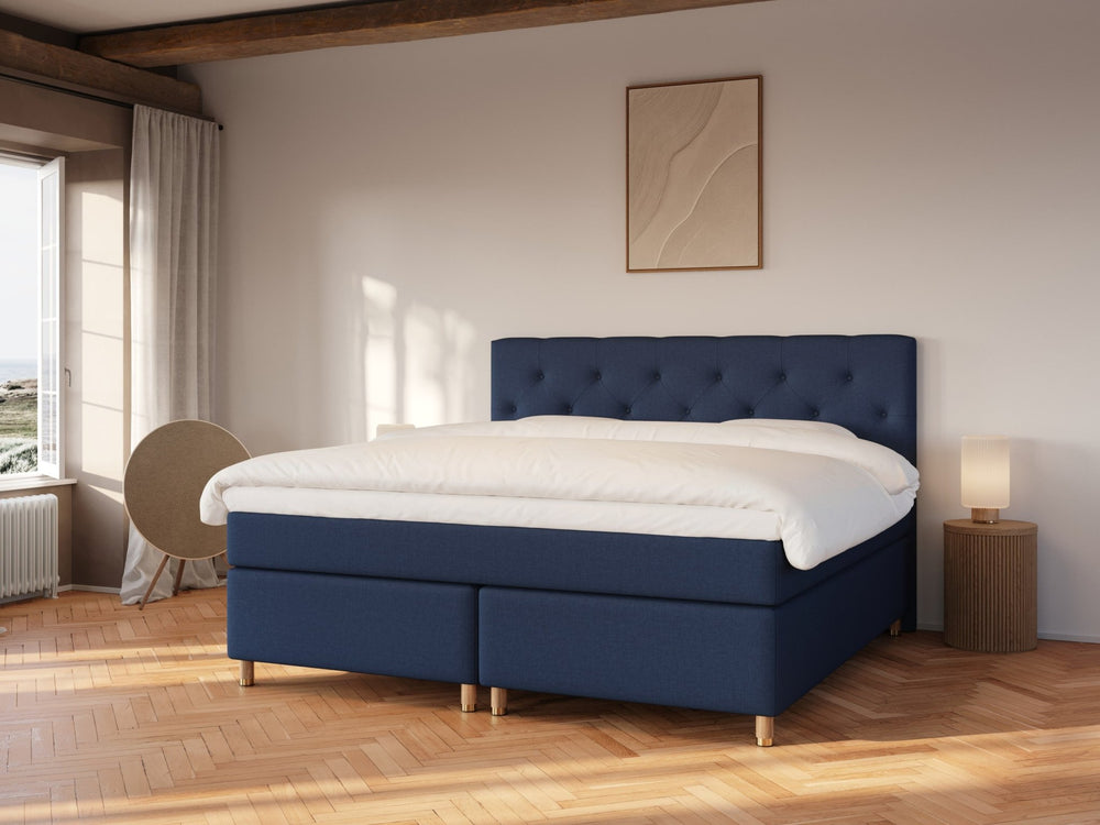 Nora Fjäll 220x220 Mørkeblå Nordic Dream tilbyr senger med skandinavisk design og materialer av høy kvalitet. Opplev perfekt komfort for en god natts søvn. Bestill din i dag!