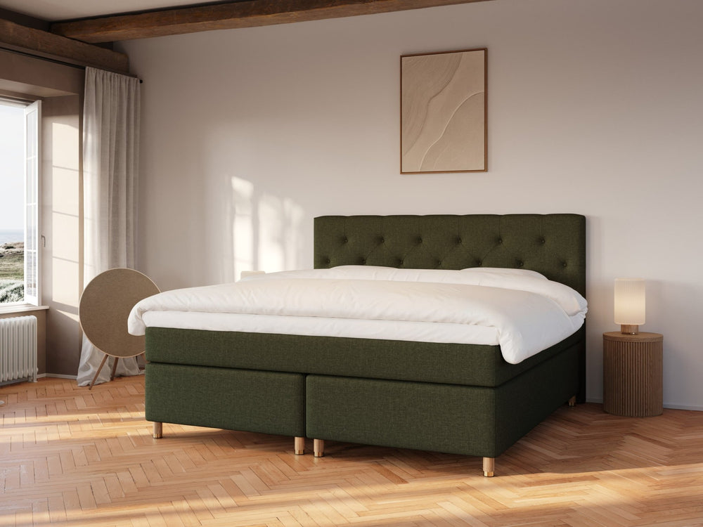 Nora Fjäll 220x220 Mørkegrøn Nordic Dream tilbyr senger med skandinavisk design og materialer av høy kvalitet. Opplev perfekt komfort for en god natts søvn. Bestill din i dag!