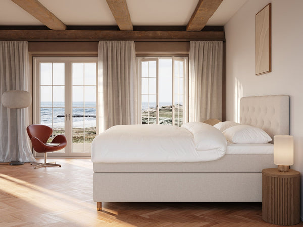 Nora Fjäll 220x220 Sand Nordic Dream tilbyr senger med skandinavisk design og materialer av høy kvalitet. Opplev perfekt komfort for en god natts søvn. Bestill din i dag!