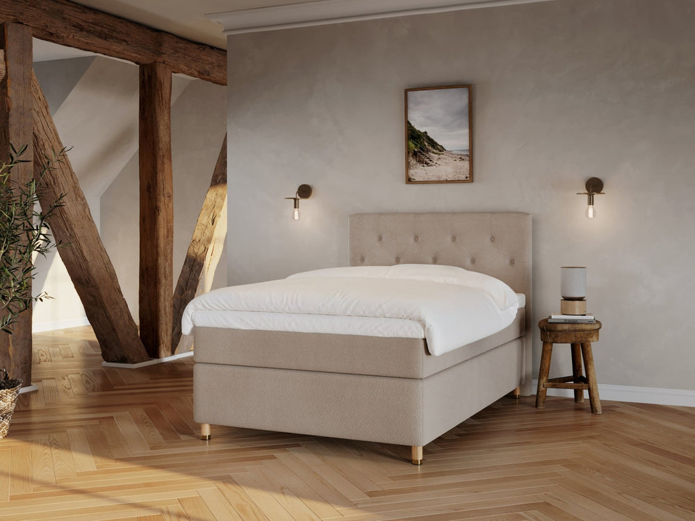 Nora Fjord 140x200 Bouclé latte Nordic Dream tilbyr senger med skandinavisk design og materialer av høy kvalitet. Opplev perfekt komfort for en god natts søvn. Bestill din i dag!