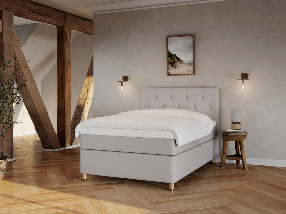 Nora Fjord 140x200 Lysegrå Nordic Dream tilbyr senger med skandinavisk design og materialer av høy kvalitet. Opplev perfekt komfort for en god natts søvn. Bestill din i dag!