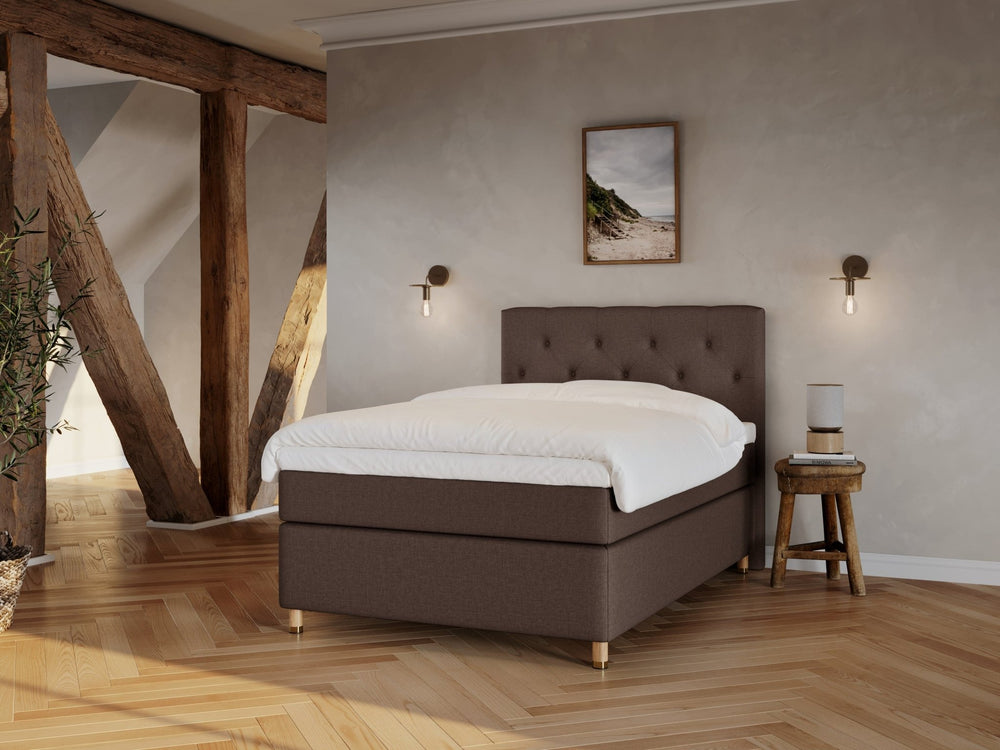 Nora Fjord 140x200 Mørk brun Nordic Dream tilbyr senger med skandinavisk design og materialer av høy kvalitet. Opplev perfekt komfort for en god natts søvn. Bestill din i dag!