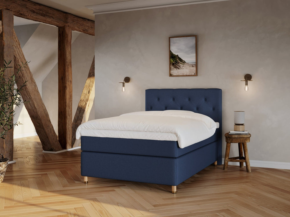 Nora Fjord 140x200 Mørkeblå Nordic Dream tilbyr senger med skandinavisk design og materialer av høy kvalitet. Opplev perfekt komfort for en god natts søvn. Bestill din i dag!