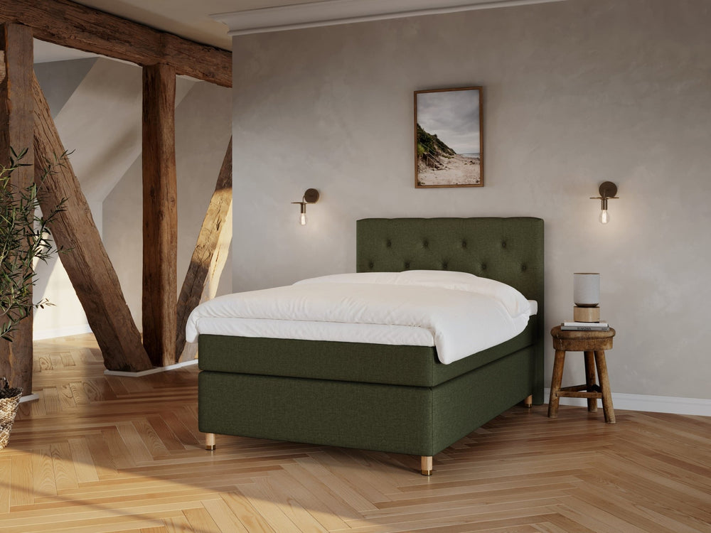 Nora Fjord 140x200 Mørkegrøn Nordic Dream tilbyr senger med skandinavisk design og materialer av høy kvalitet. Opplev perfekt komfort for en god natts søvn. Bestill din i dag!