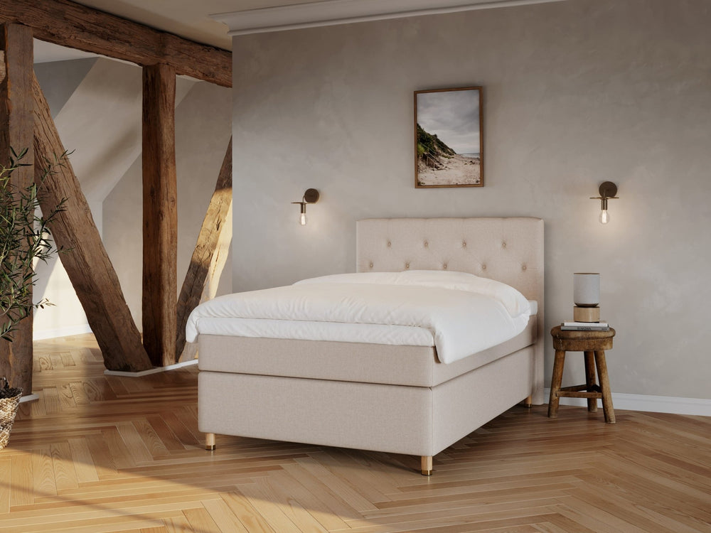 Nora Fjord 140x200 Sand Nordic Dream tilbyr senger med skandinavisk design og materialer av høy kvalitet. Opplev perfekt komfort for en god natts søvn. Bestill din i dag!