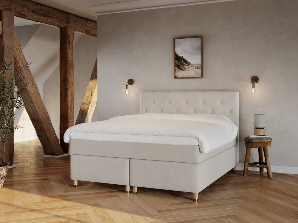 Nora Fjord 160x200 Bouclé cream Nordic Dream tilbyr senger med skandinavisk design og materialer av høy kvalitet. Opplev perfekt komfort for en god natts søvn. Bestill din i dag!