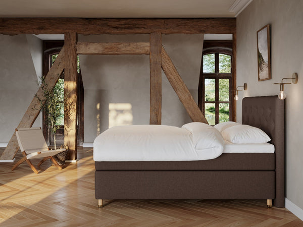Nora Fjord 160x200 Mørk brun Nordic Dream tilbyr senger med skandinavisk design og materialer av høy kvalitet. Opplev perfekt komfort for en god natts søvn. Bestill din i dag!