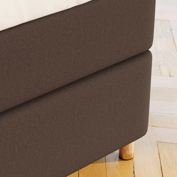 Nora Fjord 160x200 Mørk brun Nordic Dream tilbyr senger med skandinavisk design og materialer av høy kvalitet. Opplev perfekt komfort for en god natts søvn. Bestill din i dag!