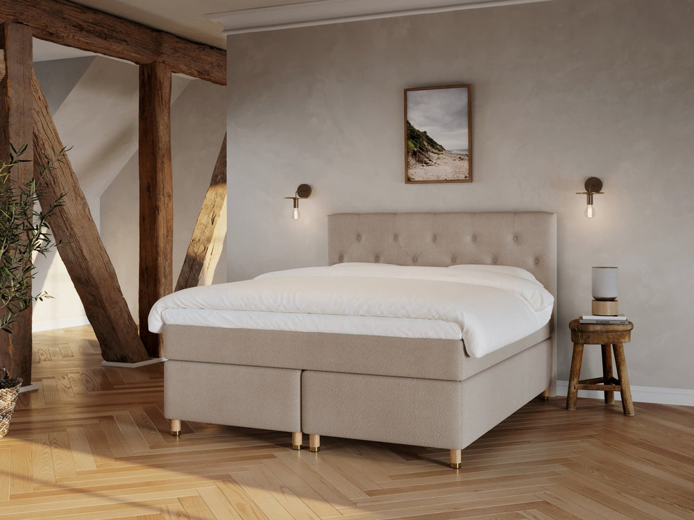 Nora Fjord 160x210 Bouclé latte Nordic Dream tilbyr senger med skandinavisk design og materialer av høy kvalitet. Opplev perfekt komfort for en god natts søvn. Bestill din i dag!