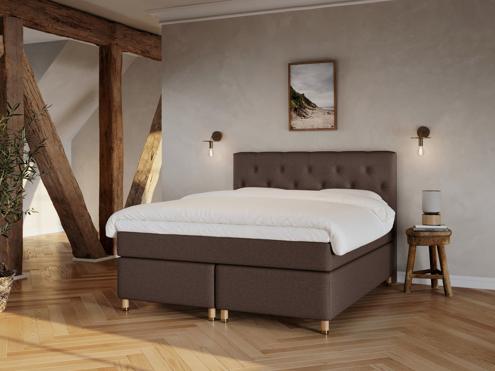 Nora Fjord 180x210 Mørk brun Nordic Dream tilbyr senger med skandinavisk design og materialer av høy kvalitet. Opplev perfekt komfort for en god natts søvn. Bestill din i dag!