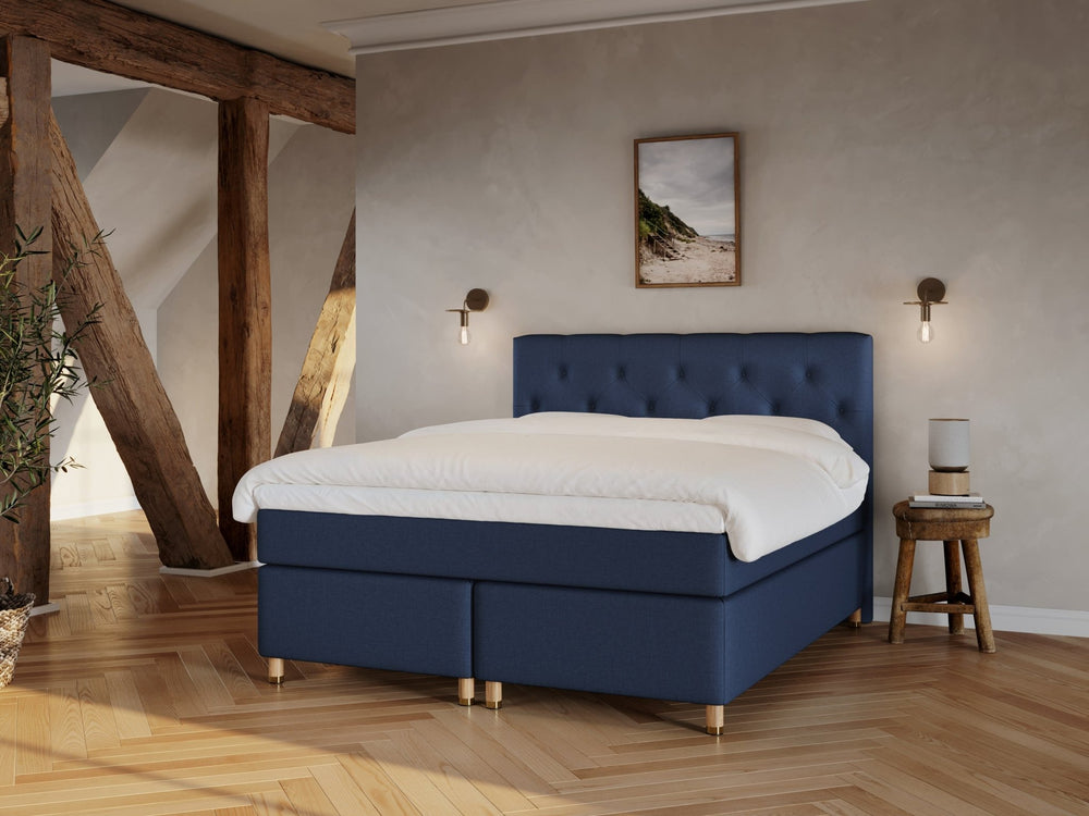 Nora Fjord 180x210 Mørkeblå Nordic Dream tilbyr senger med skandinavisk design og materialer av høy kvalitet. Opplev perfekt komfort for en god natts søvn. Bestill din i dag!