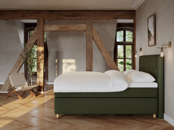 Nora Fjord 180x210 Mørkegrøn Nordic Dream tilbyr senger med skandinavisk design og materialer av høy kvalitet. Opplev perfekt komfort for en god natts søvn. Bestill din i dag!