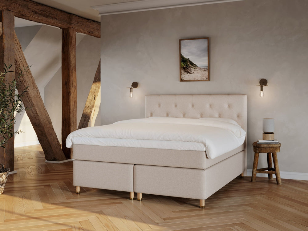 Nora Fjord 180x210 Sand Nordic Dream tilbyr senger med skandinavisk design og materialer av høy kvalitet. Opplev perfekt komfort for en god natts søvn. Bestill din i dag!