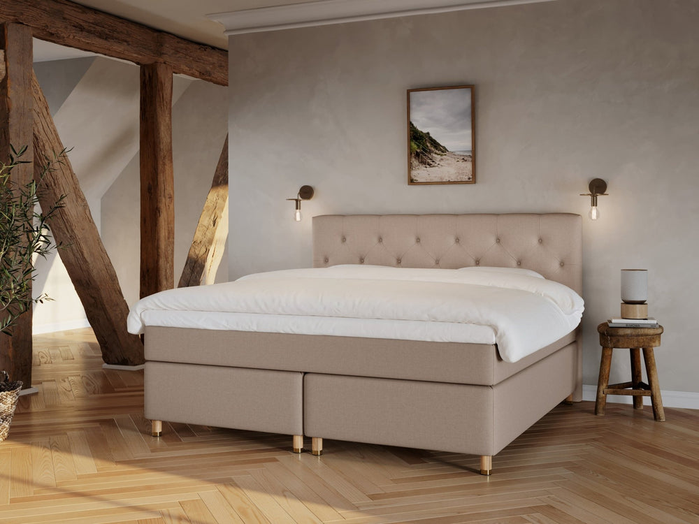 Nora Fjord 200x200 Brun Nordic Dream tilbyr senger med skandinavisk design og materialer av høy kvalitet. Opplev perfekt komfort for en god natts søvn. Bestill din i dag!