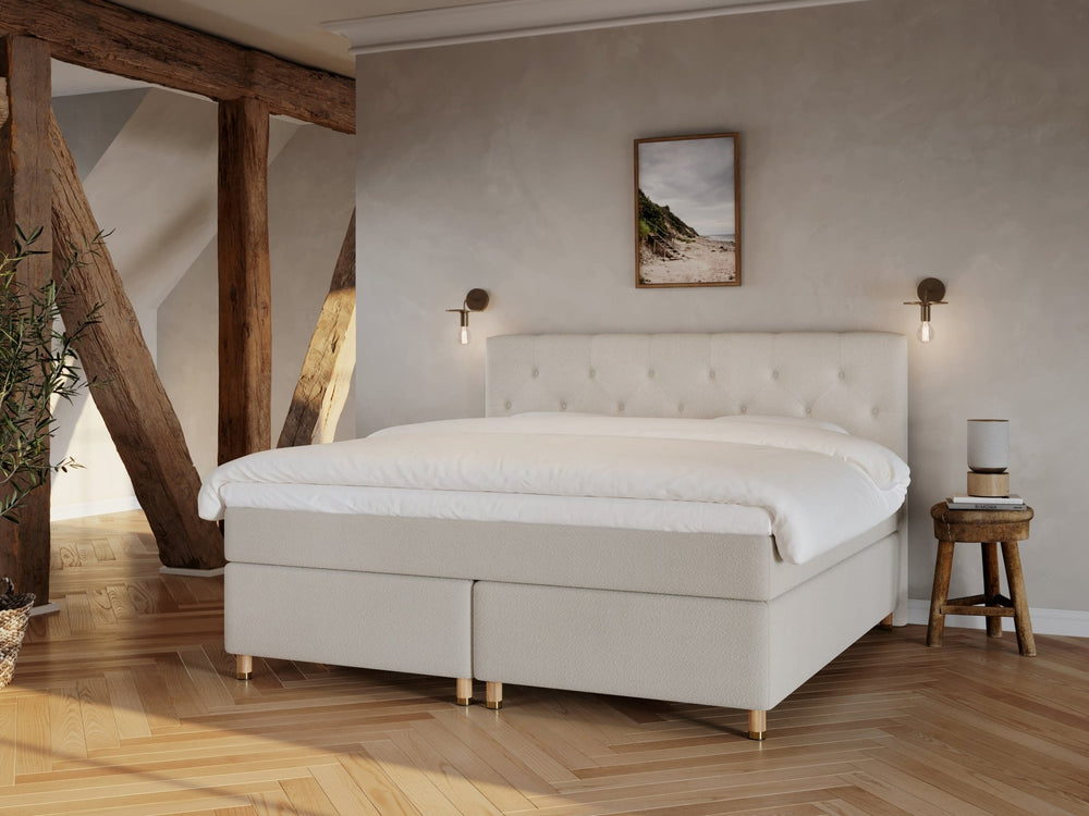 Nora Fjord 210x210 Bouclé cream Nordic Dream tilbyr senger med skandinavisk design og materialer av høy kvalitet. Opplev perfekt komfort for en god natts søvn. Bestill din i dag!