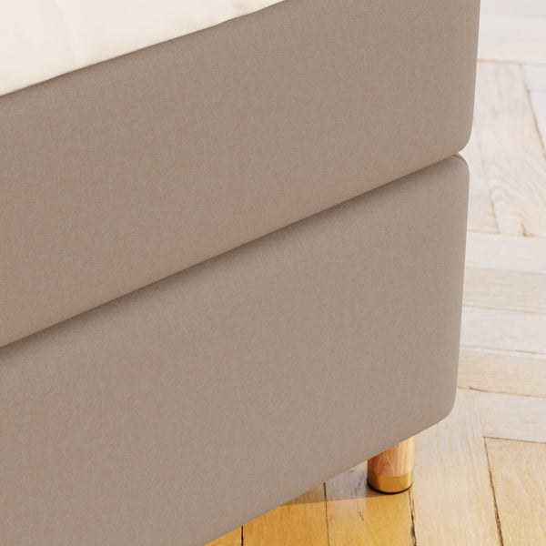 Nora Fjord 210x210 Brun Nordic Dream tilbyr senger med skandinavisk design og materialer av høy kvalitet. Opplev perfekt komfort for en god natts søvn. Bestill din i dag!