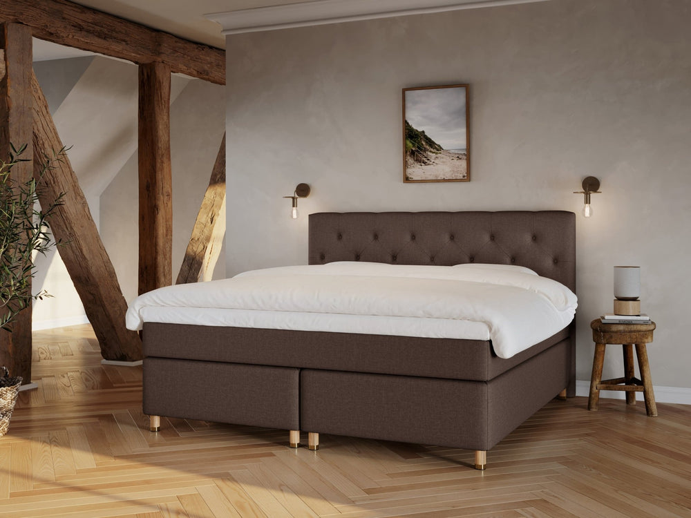 Nora Fjord 210x210 Mørk brun Nordic Dream tilbyr senger med skandinavisk design og materialer av høy kvalitet. Opplev perfekt komfort for en god natts søvn. Bestill din i dag!