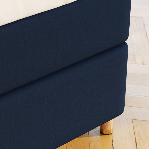 Nora Fjord 210x210 Mørkeblå Nordic Dream tilbyr senger med skandinavisk design og materialer av høy kvalitet. Opplev perfekt komfort for en god natts søvn. Bestill din i dag!