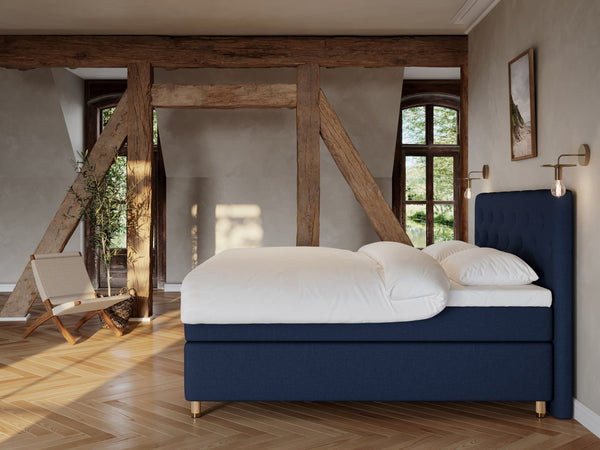 Nora Fjord 210x210 Mørkeblå Nordic Dream tilbyr senger med skandinavisk design og materialer av høy kvalitet. Opplev perfekt komfort for en god natts søvn. Bestill din i dag!