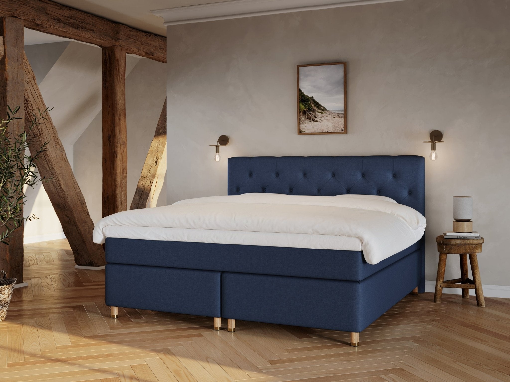 Nora Fjord 210x210 Mørkeblå Nordic Dream tilbyr senger med skandinavisk design og materialer av høy kvalitet. Opplev perfekt komfort for en god natts søvn. Bestill din i dag!