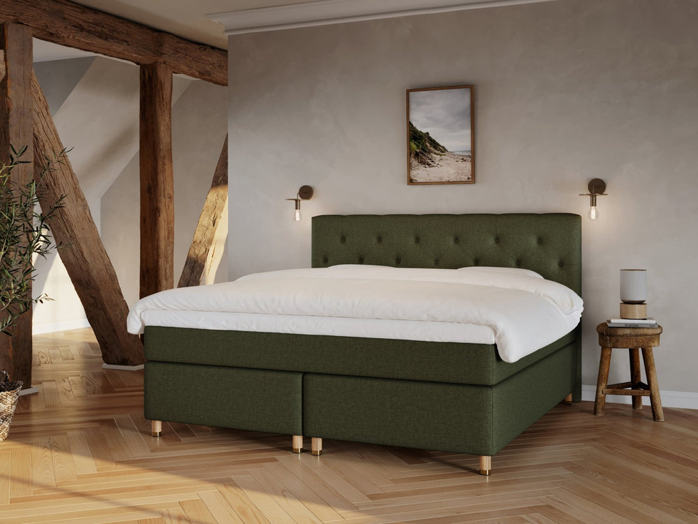 Nora Fjord 210x210 Mørkegrøn Nordic Dream tilbyr senger med skandinavisk design og materialer av høy kvalitet. Opplev perfekt komfort for en god natts søvn. Bestill din i dag!