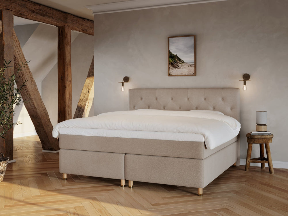 Nora Fjord 220x220 Bouclé latte Nordic Dream tilbyr senger med skandinavisk design og materialer av høy kvalitet. Opplev perfekt komfort for en god natts søvn. Bestill din i dag!