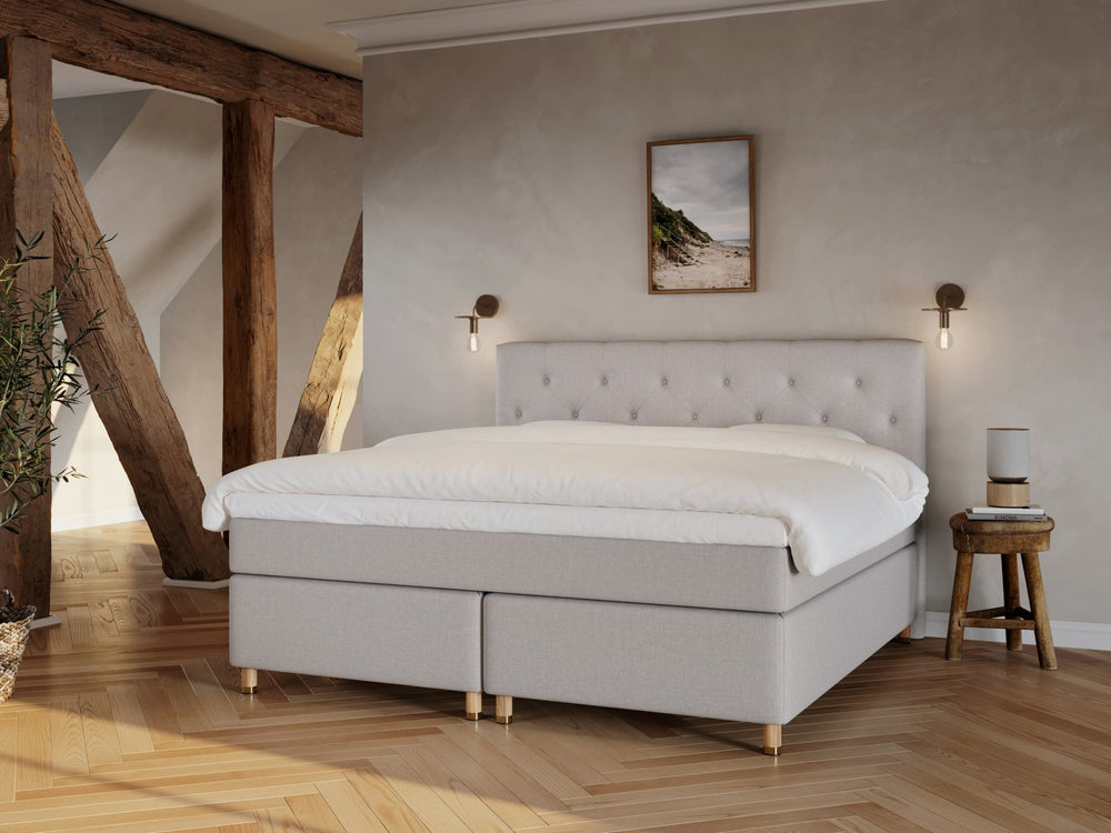 Nora Fjord 220x220 Lysegrå Nordic Dream tilbyr senger med skandinavisk design og materialer av høy kvalitet. Opplev perfekt komfort for en god natts søvn. Bestill din i dag!