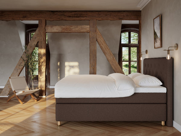 Nora Fjord 220x220 Mørk brun Nordic Dream tilbyr senger med skandinavisk design og materialer av høy kvalitet. Opplev perfekt komfort for en god natts søvn. Bestill din i dag!