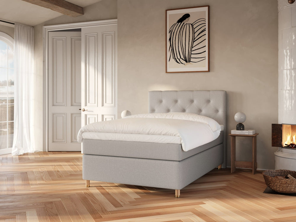 Nora Nordlys 140x200 Lysegrå Nordic Dream tilbyr senger med skandinavisk design og materialer av høy kvalitet. Opplev perfekt komfort for en god natts søvn. Bestill din i dag!