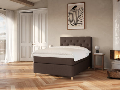 Nora Nordlys 140x200 Mørk brun Nordic Dream tilbyr senger med skandinavisk design og materialer av høy kvalitet. Opplev perfekt komfort for en god natts søvn. Bestill din i dag!