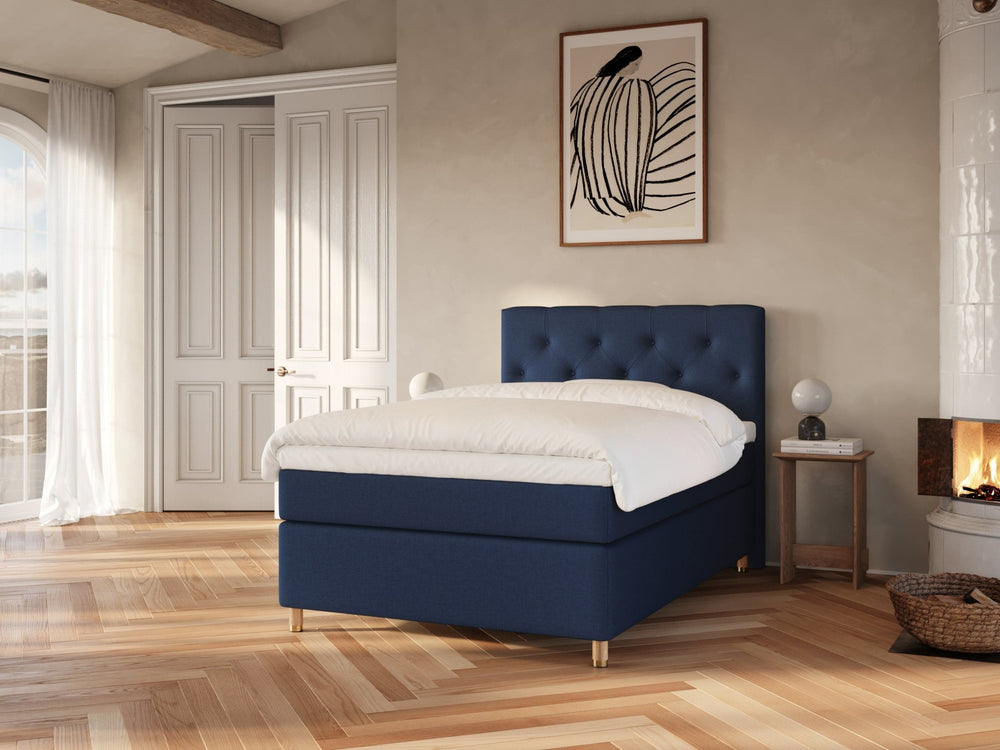 Nora Nordlys 140x200 Mørkeblå Nordic Dream tilbyr senger med skandinavisk design og materialer av høy kvalitet. Opplev perfekt komfort for en god natts søvn. Bestill din i dag!