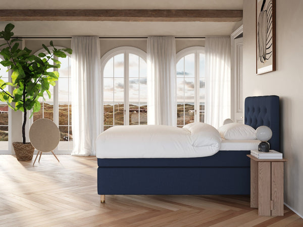 Nora Nordlys 140x200 Mørkeblå Nordic Dream tilbyr senger med skandinavisk design og materialer av høy kvalitet. Opplev perfekt komfort for en god natts søvn. Bestill din i dag!