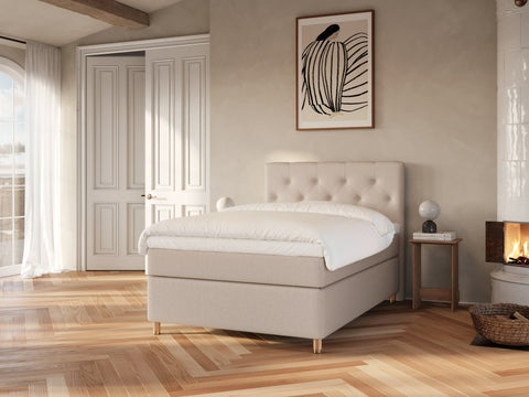 Nora Nordlys 140x200 Sand Nordic Dream tilbyr senger med skandinavisk design og materialer av høy kvalitet. Opplev perfekt komfort for en god natts søvn. Bestill din i dag!