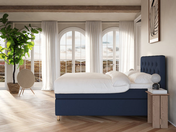 Nora Nordlys 160x200 Mørkeblå Nordic Dream tilbyr senger med skandinavisk design og materialer av høy kvalitet. Opplev perfekt komfort for en god natts søvn. Bestill din i dag!