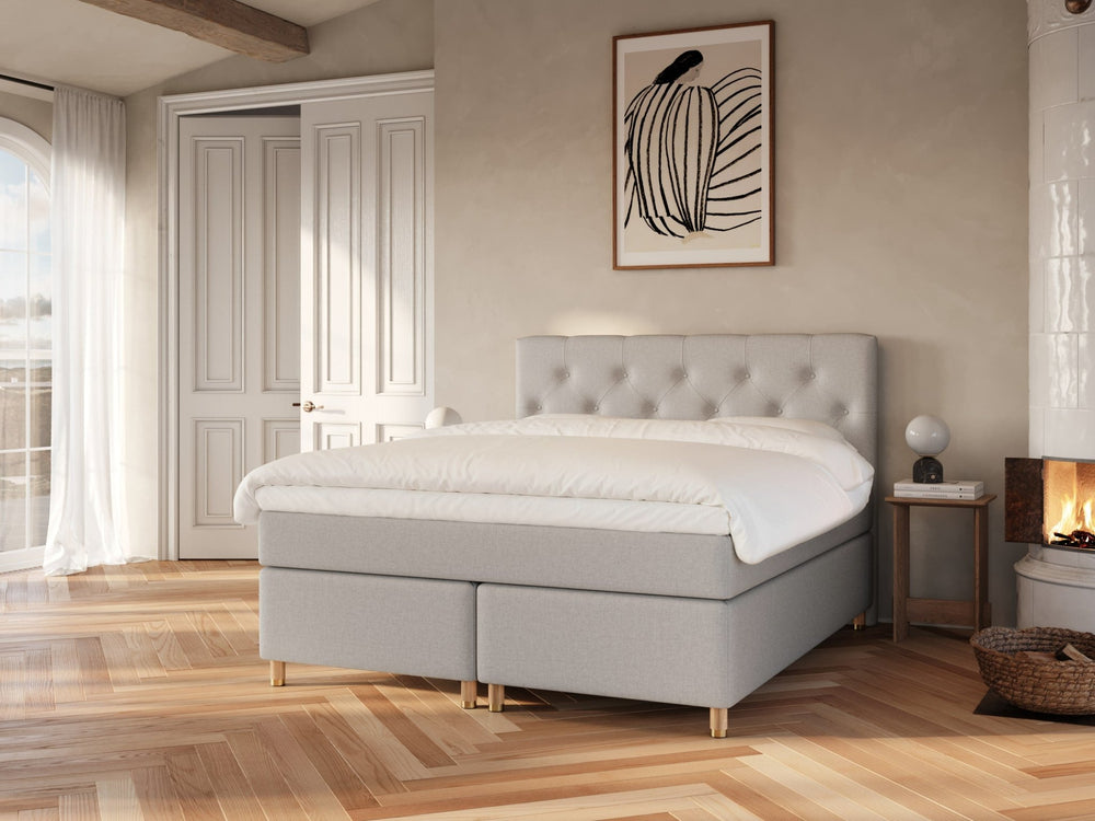 Nora Nordlys 160x210 Lysegrå Nordic Dream tilbyr senger med skandinavisk design og materialer av høy kvalitet. Opplev perfekt komfort for en god natts søvn. Bestill din i dag!